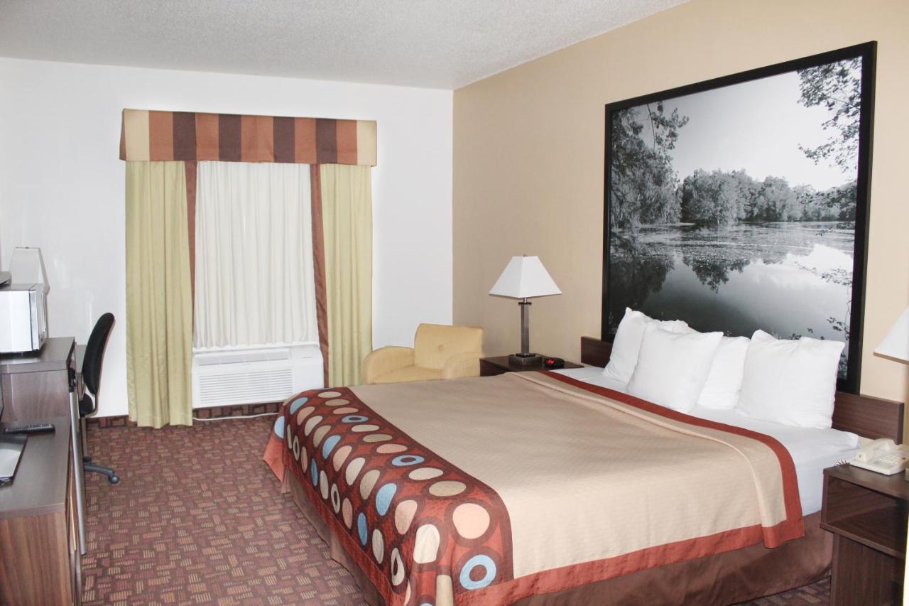 Super 8 By Wyndham Three Rivers Экстерьер фото