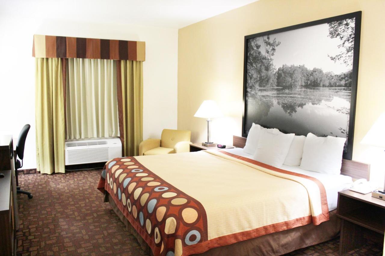 Super 8 By Wyndham Three Rivers Экстерьер фото