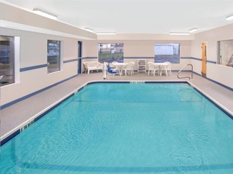 Super 8 By Wyndham Three Rivers Экстерьер фото